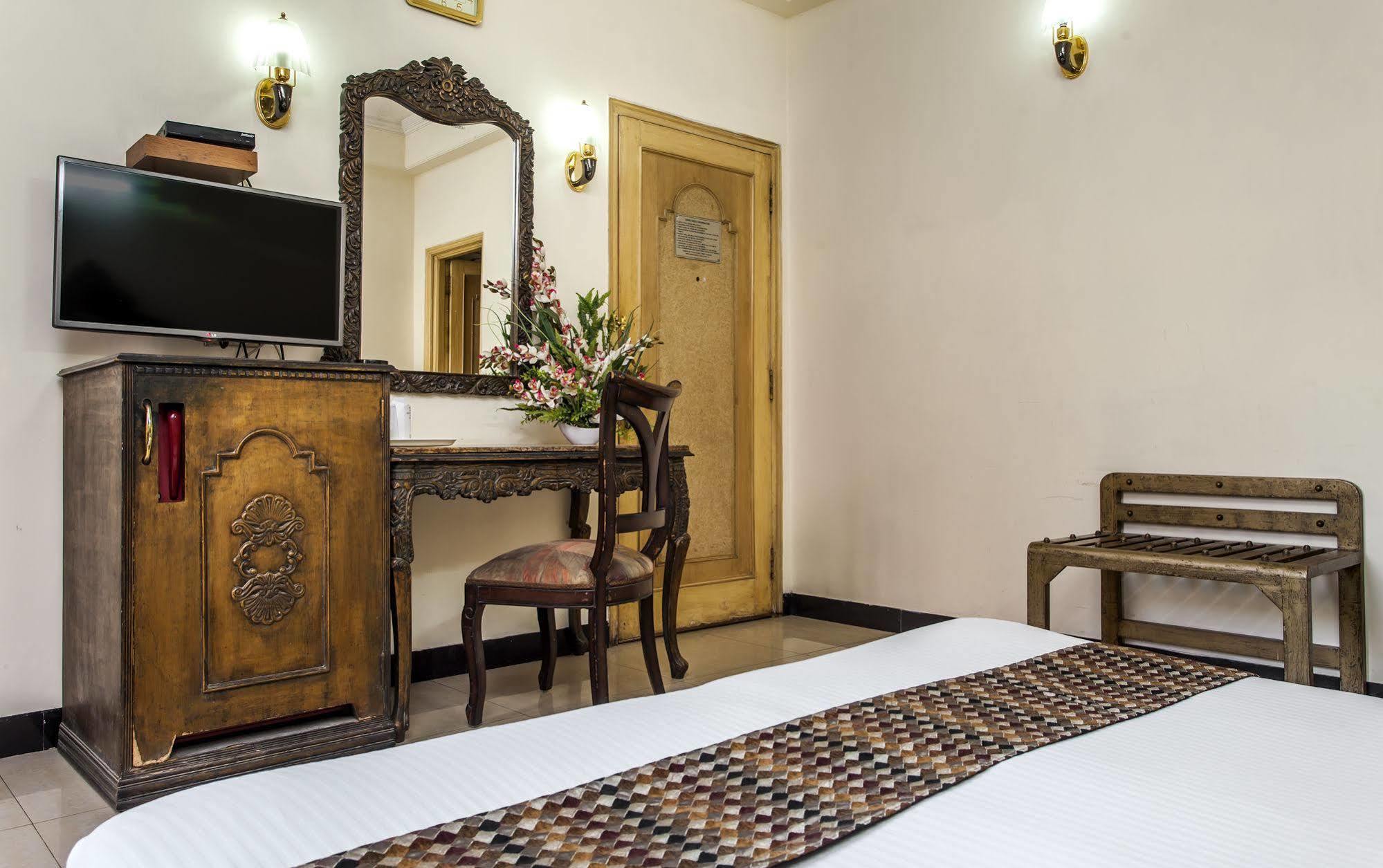 Hotel Sunstar Residency Дели Экстерьер фото