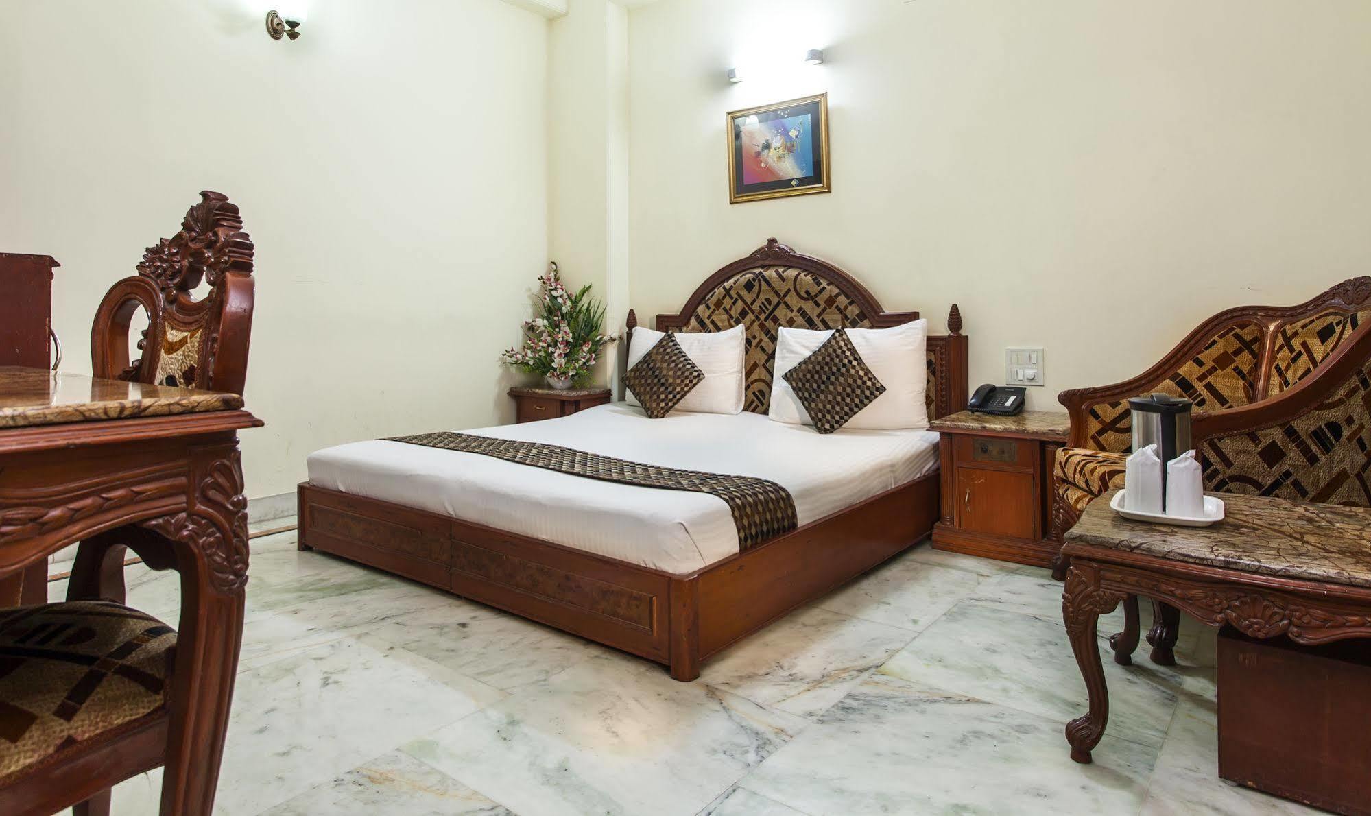 Hotel Sunstar Residency Дели Экстерьер фото