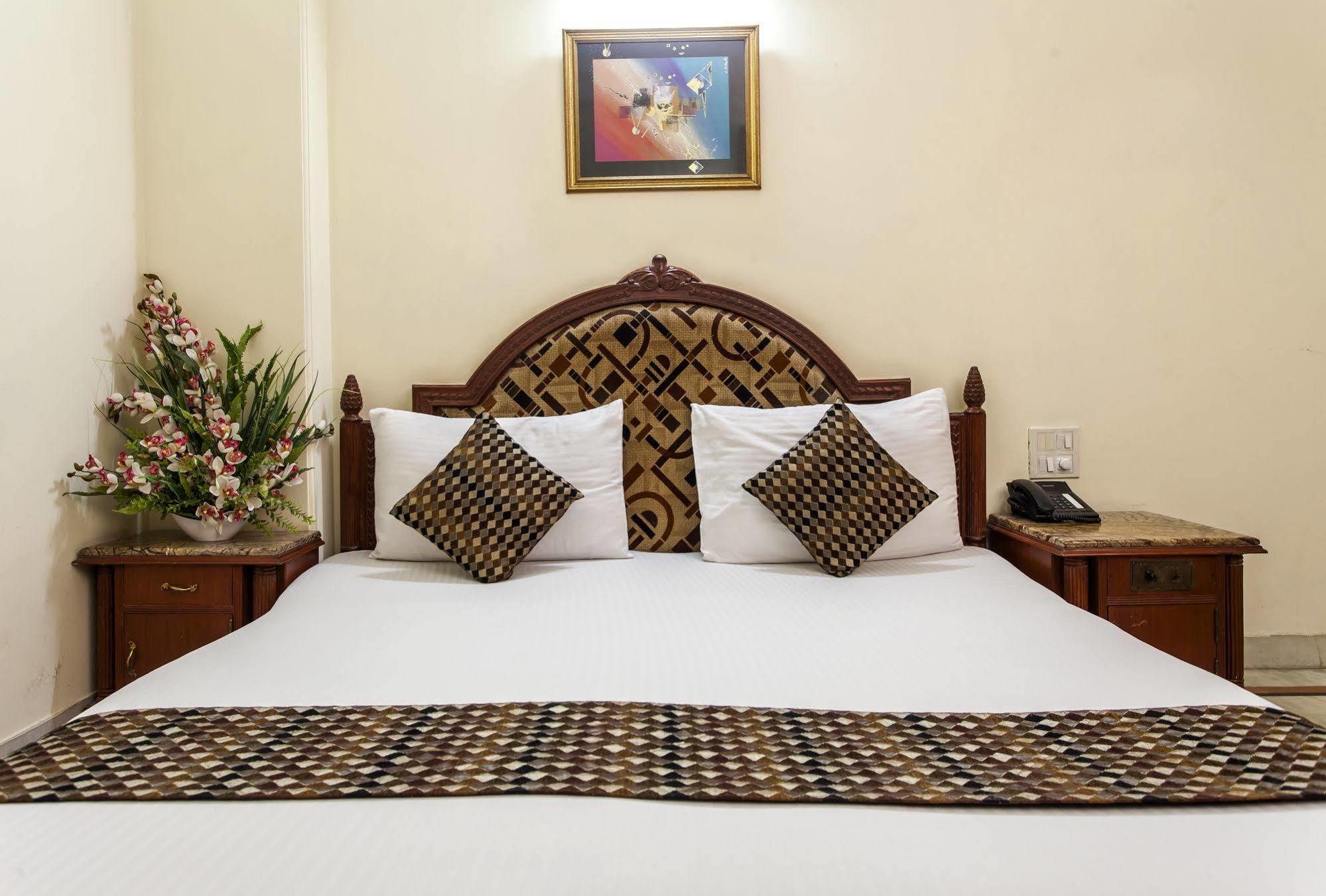Hotel Sunstar Residency Дели Экстерьер фото