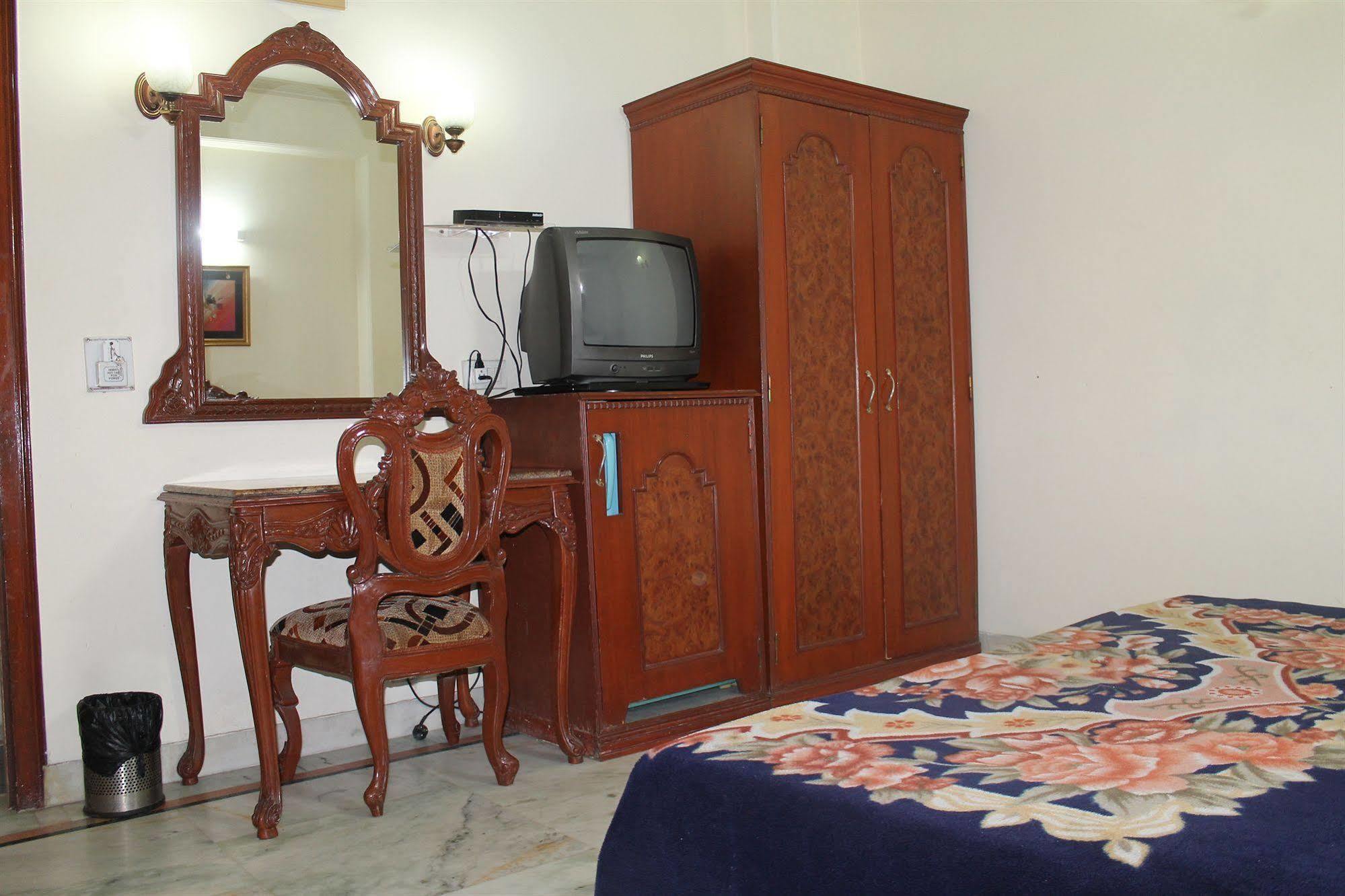 Hotel Sunstar Residency Дели Экстерьер фото