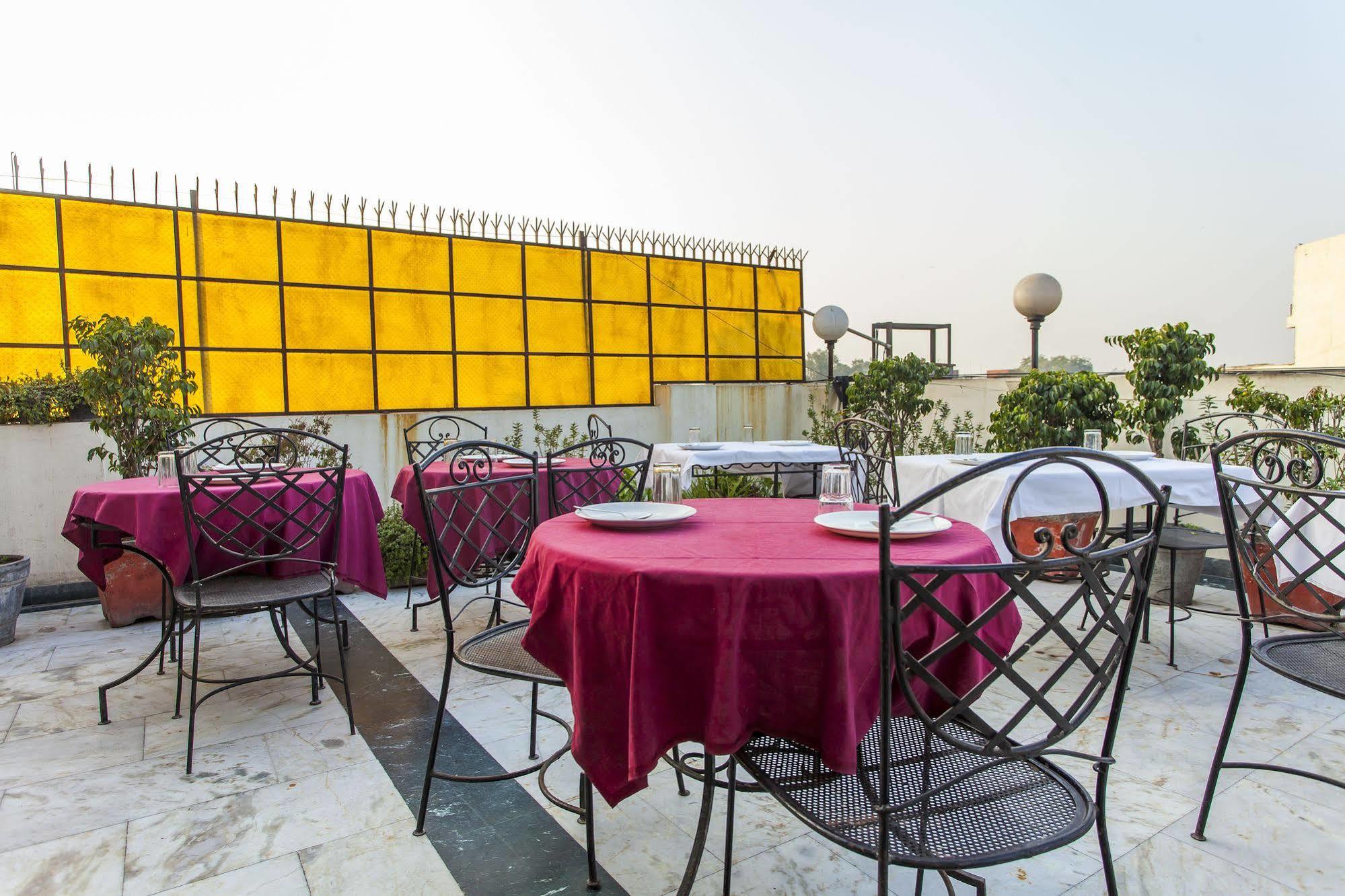 Hotel Sunstar Residency Дели Экстерьер фото